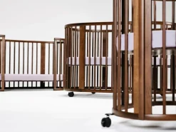 Stokke Sleepi Mini Bed Bundel V3 Warm Brown – Van wieg tot ledikant met uitbreidingsset en matrassen