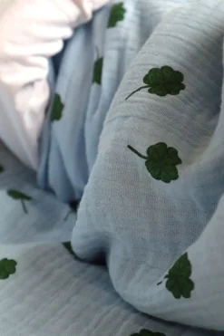 Studio Noos Swaddle Light Blue Clover 70 x 70